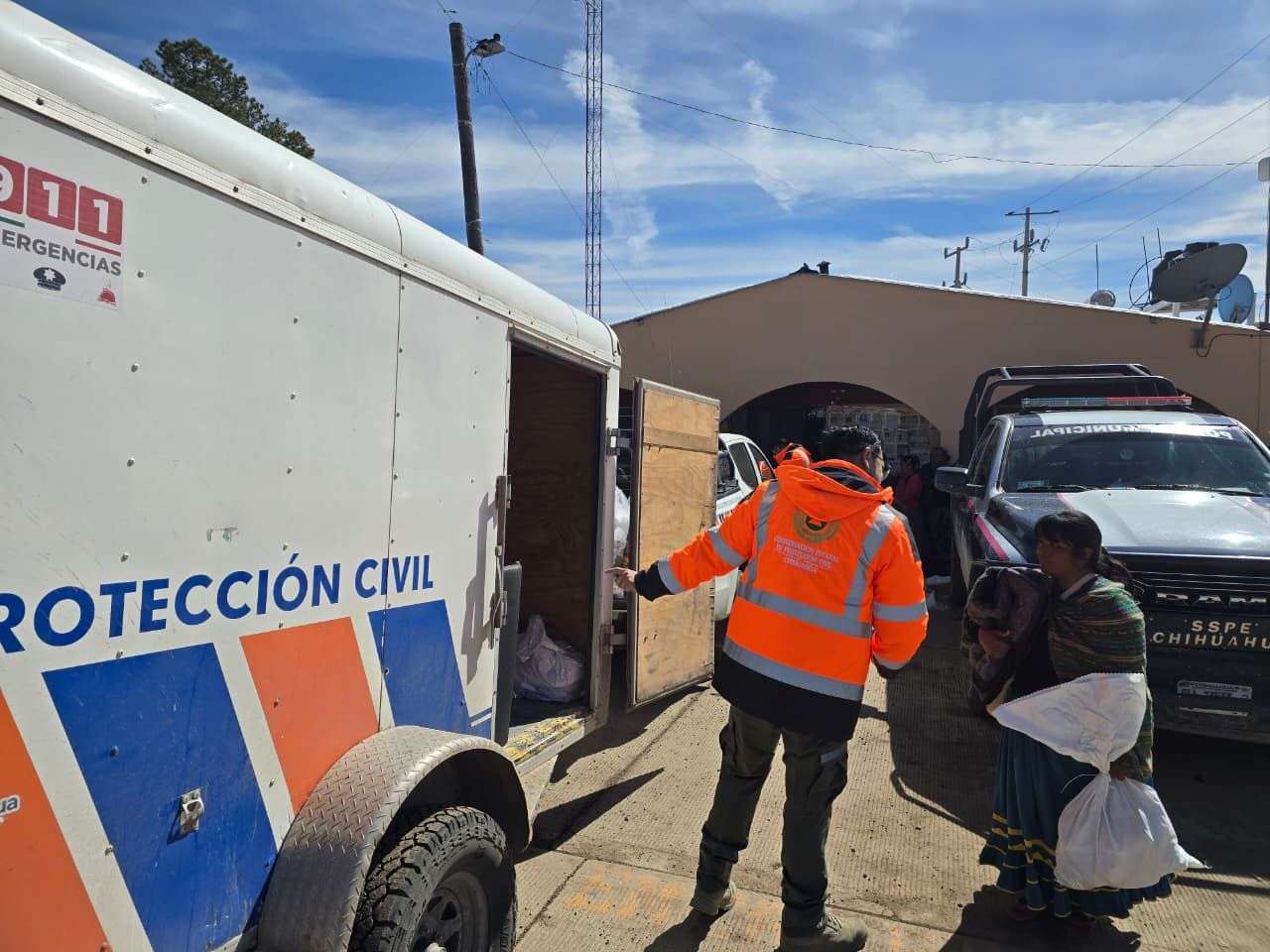 Llevan apoyos a familias de El Vergel afectadas por el frío 