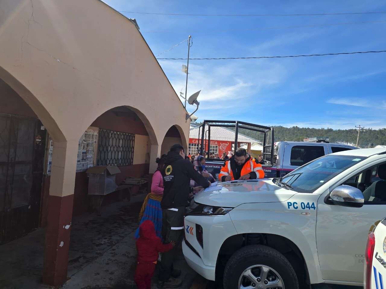 Llevan apoyos a familias de El Vergel afectadas por el frío 