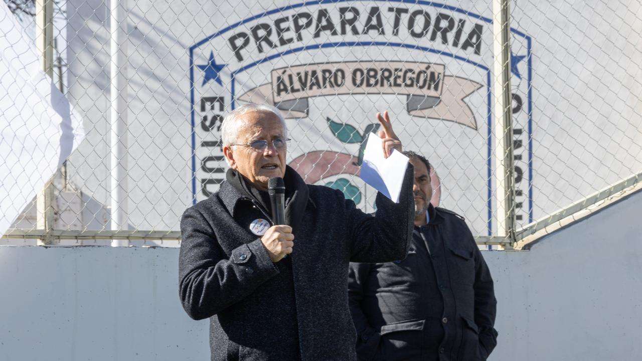 Construyen cancha de futbol en preparatoria de Álvaro Obregón