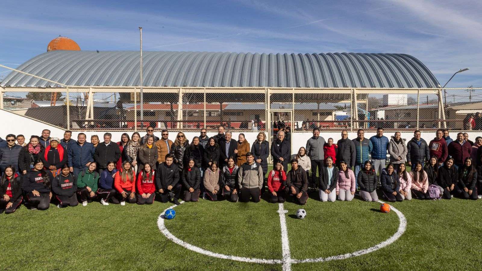 Construyen cancha de futbol en preparatoria de Álvaro Obregón