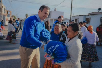 Entrega Bonilla cobijas y despensas a familias en colonia Tarahumara 