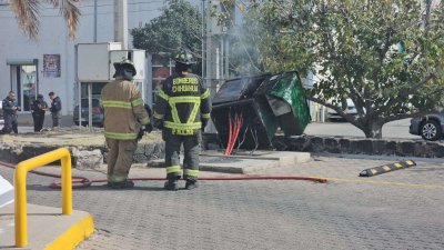 Provoca incendio al chocar contra generador de energía de un banco