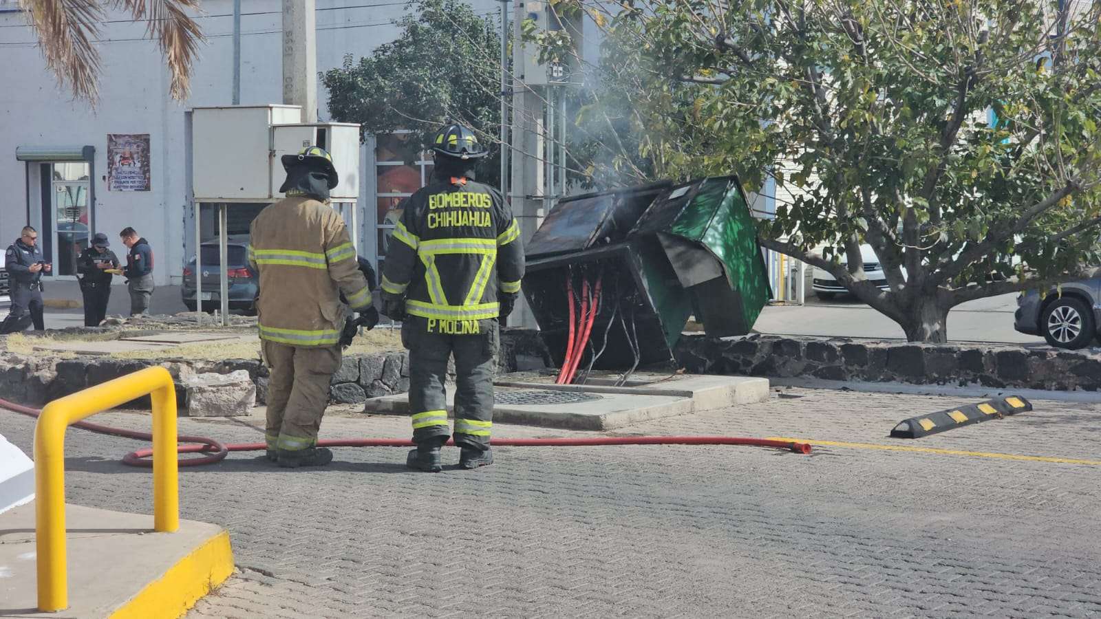 Provoca incendio al chocar contra generador de energía de un banco