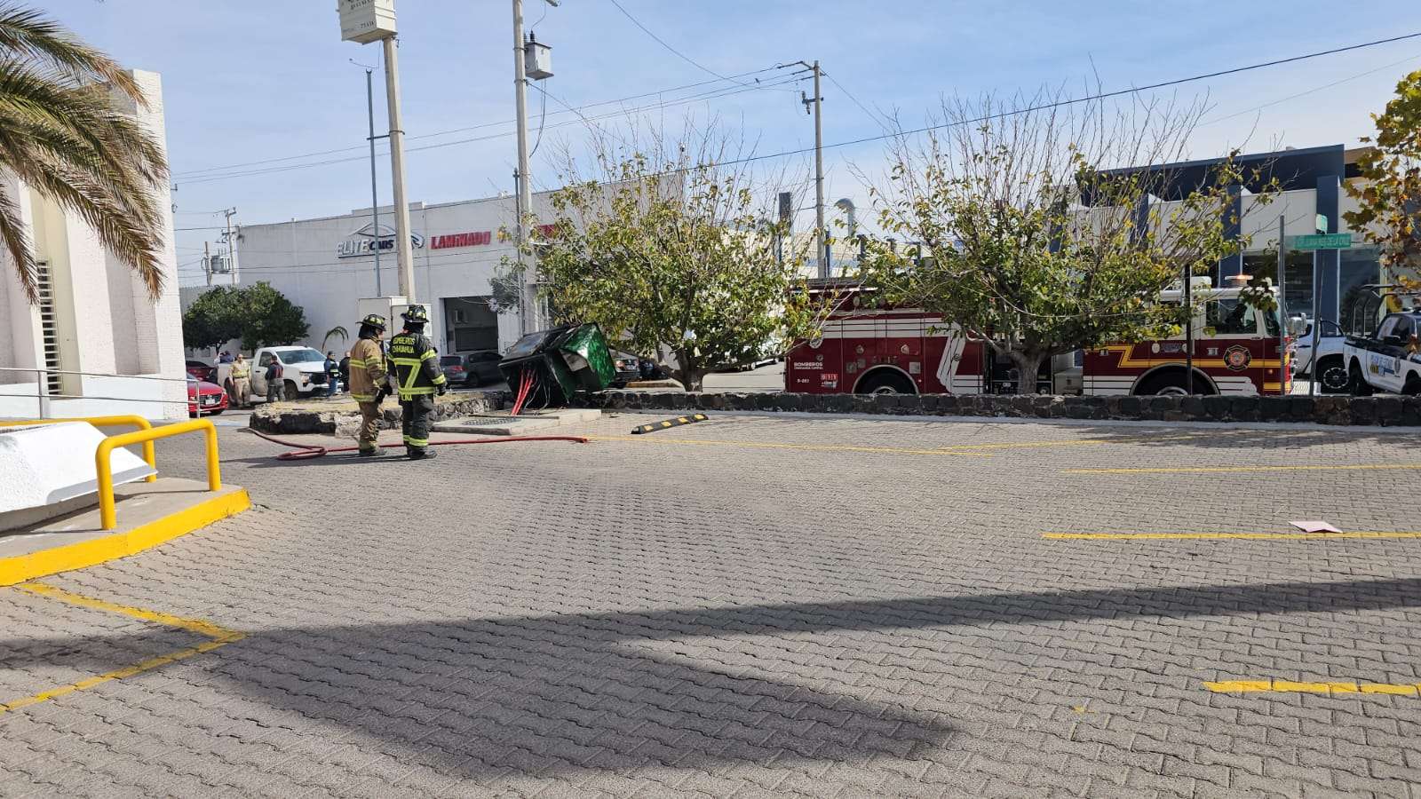 Provoca incendio al chocar contra generador de energía de un banco