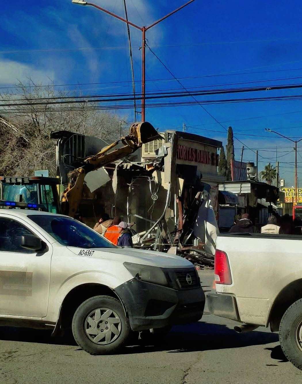 Retiran puesto de Tortas Davis por reordenamiento urbano 