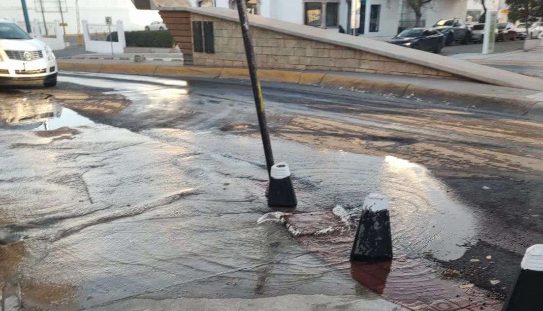 Se desperdician miles de litros de agua por fuga en la Independencia y Coronado