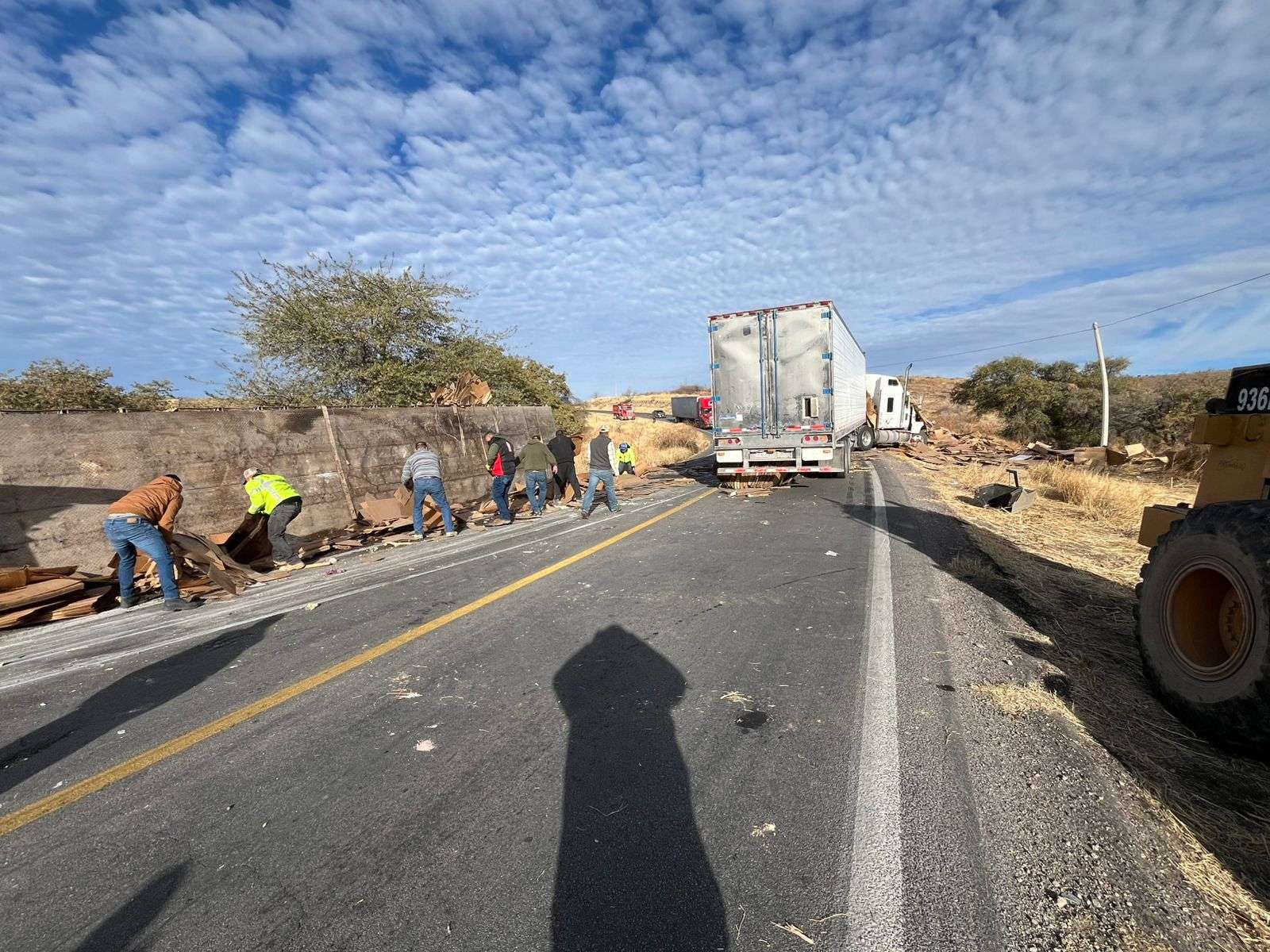 Resultan 3 lesionados por choque de tráilers en Curvas del Perico