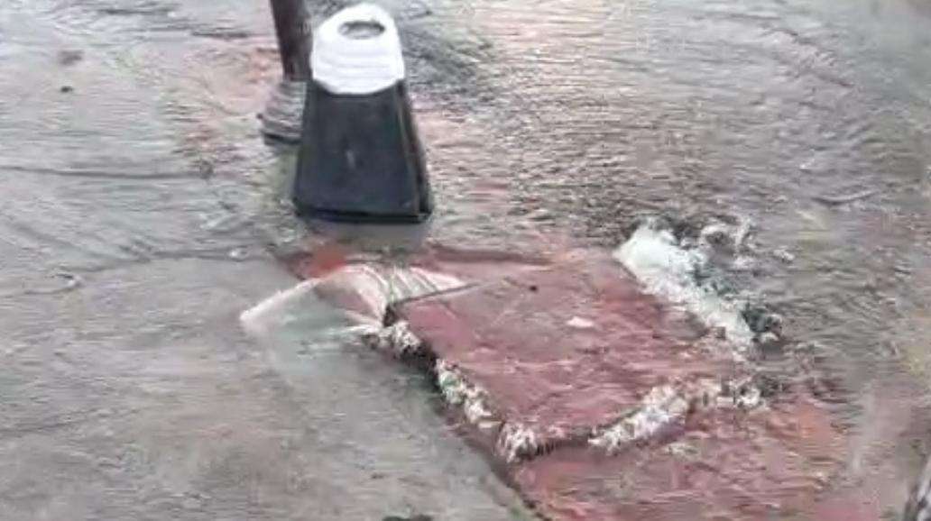 Se desperdician miles de litros de agua por fuga en la Independencia y Coronado