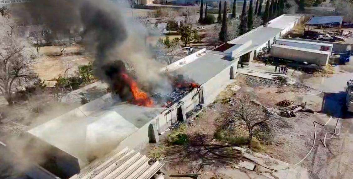 Incendio consume departamentos en la Avenida de la Raza 