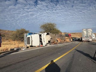 Resultan 3 lesionados por choque de tráilers en Curvas del Perico
