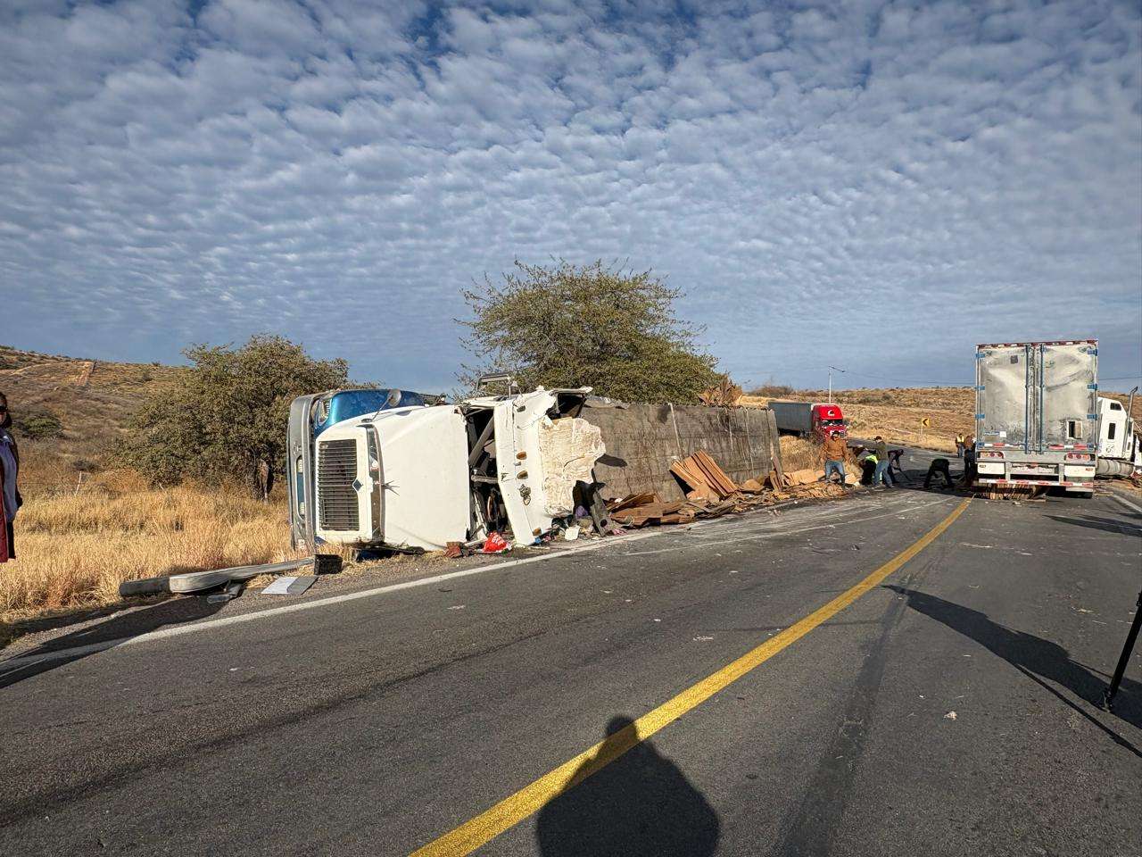 Resultan 3 lesionados por choque de tráilers en Curvas del Perico
