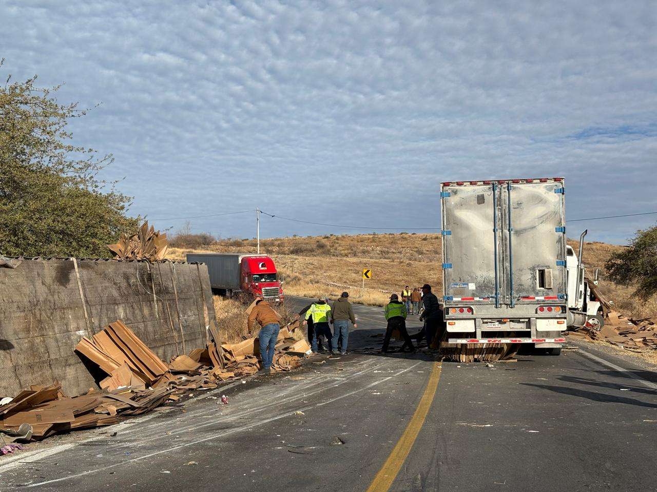 Resultan 3 lesionados por choque de tráilers en Curvas del Perico