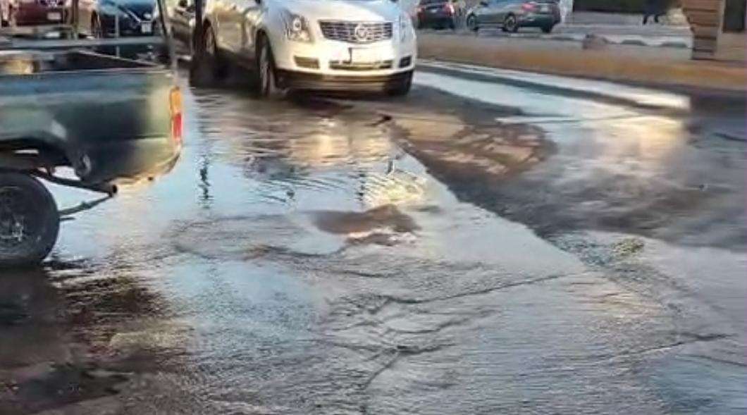 Se desperdician miles de litros de agua por fuga en la Independencia y Coronado