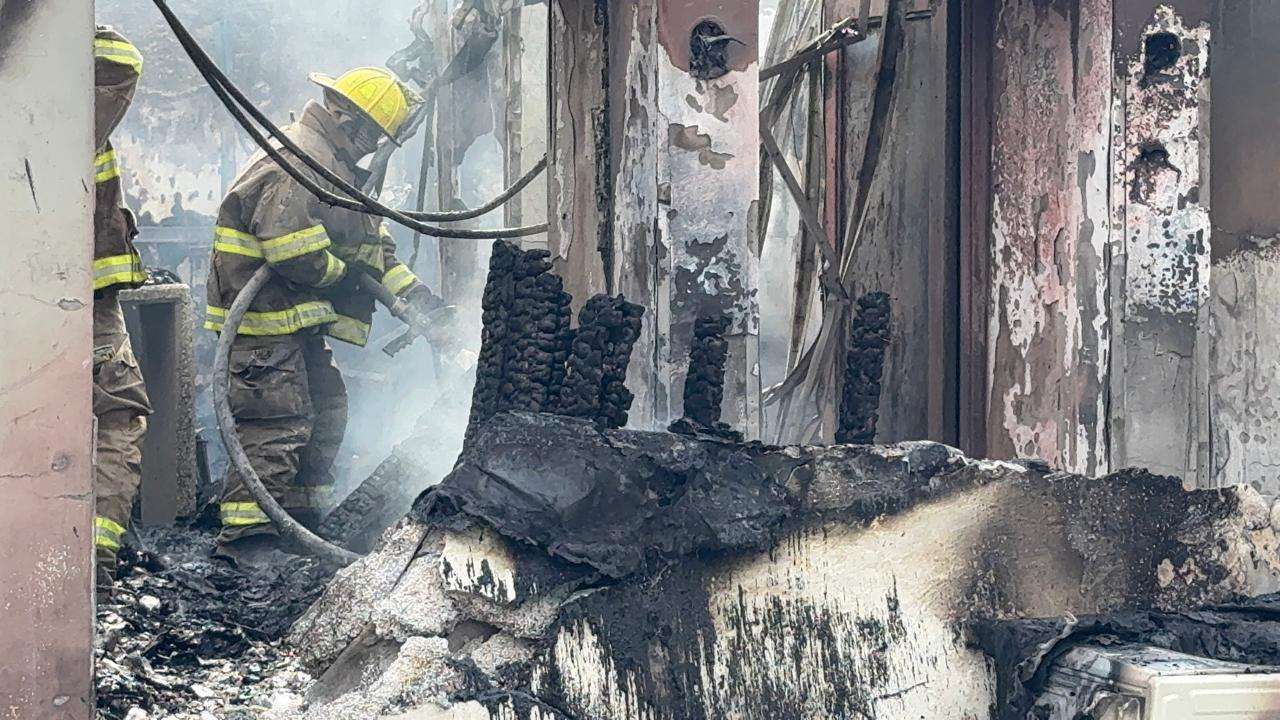 Incendio en departamentos moviliza de nuevo a bomberos 