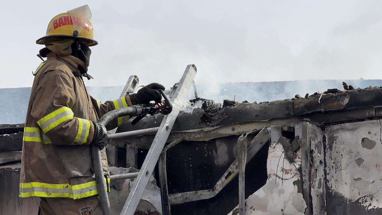 Incendio en departamentos moviliza de nuevo a bomberos 