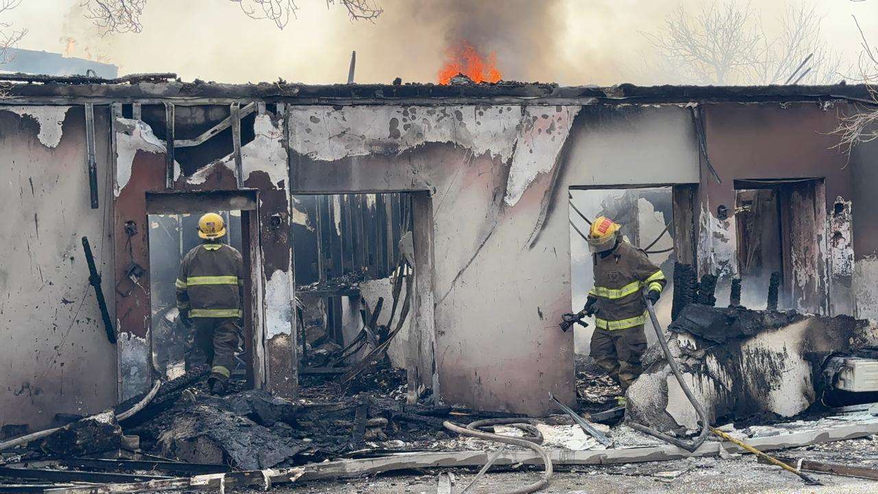 Incendio en departamentos moviliza de nuevo a bomberos 