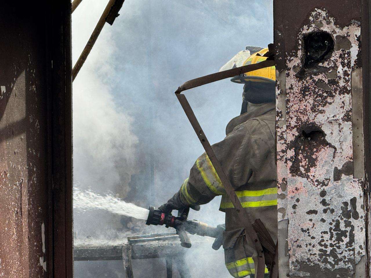 Incendio en departamentos moviliza de nuevo a bomberos 