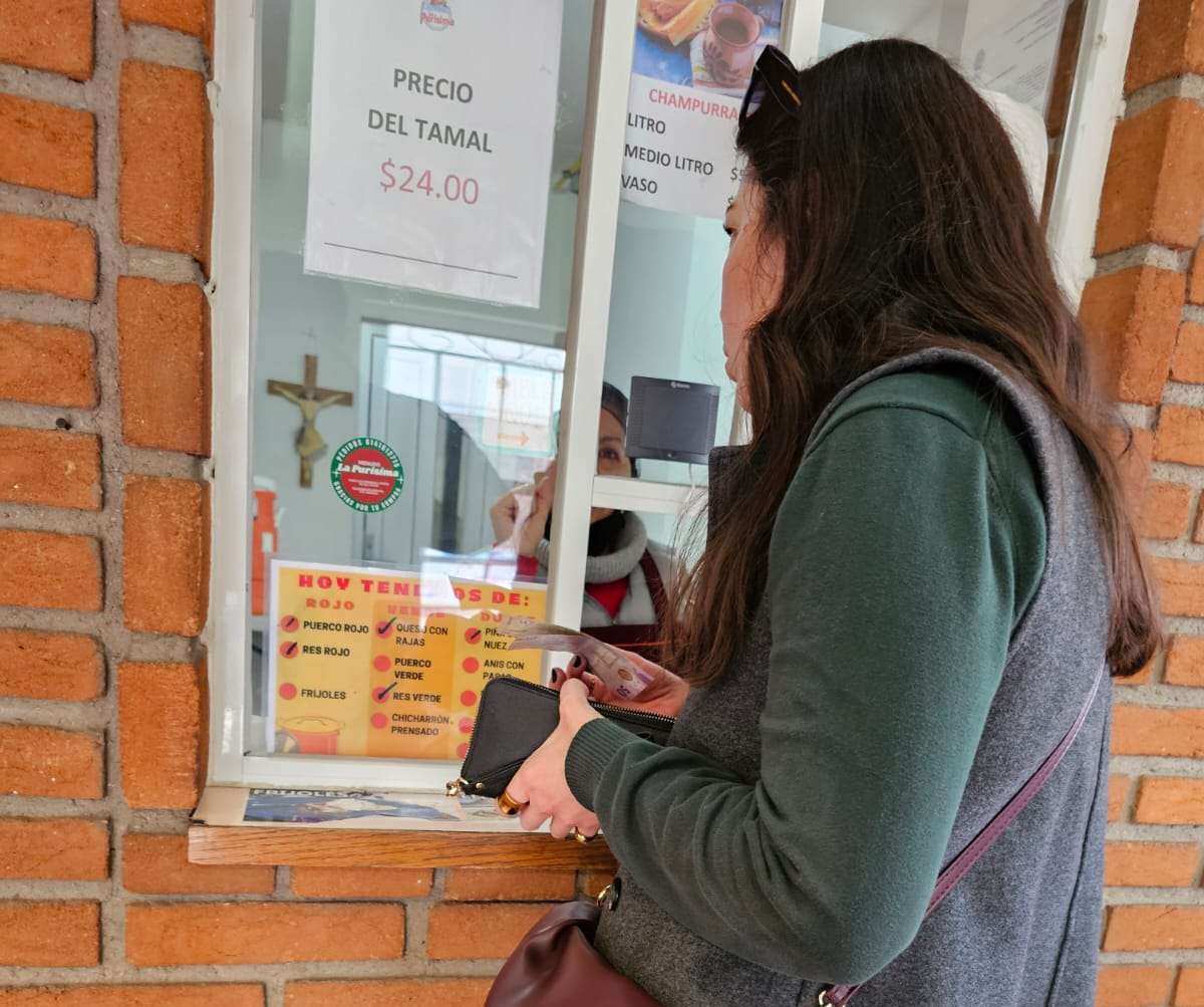 Se preparan chihuahuenses para el Día de la Candelaria con tamales y champurrado 