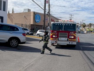 Controlan emergencia en local por fuerte olor a gas y flamazo en calentón