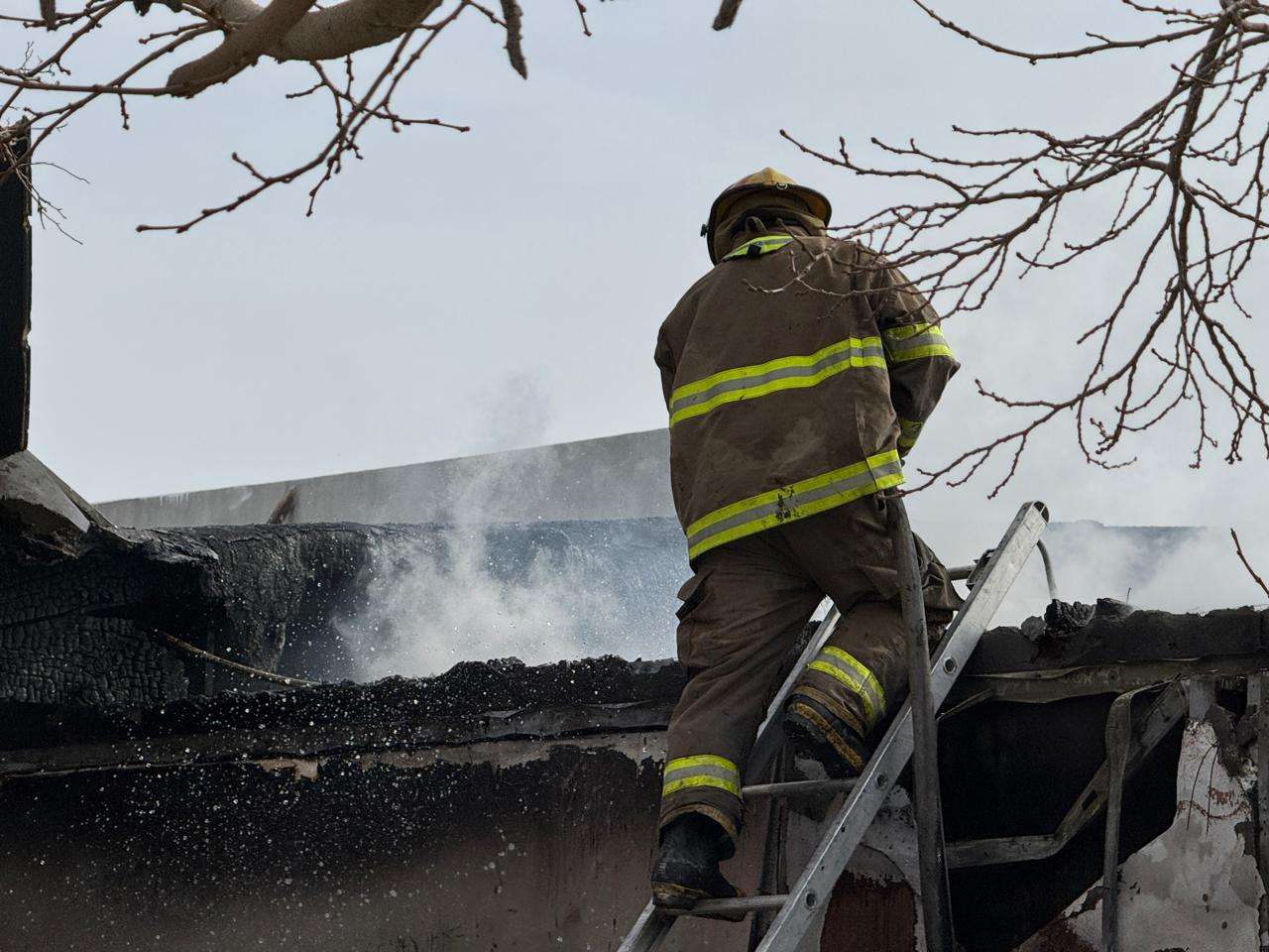Incendio en departamentos moviliza de nuevo a bomberos 