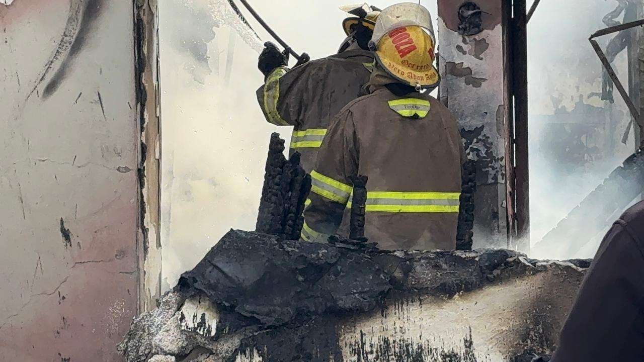 Incendio en departamentos moviliza de nuevo a bomberos 