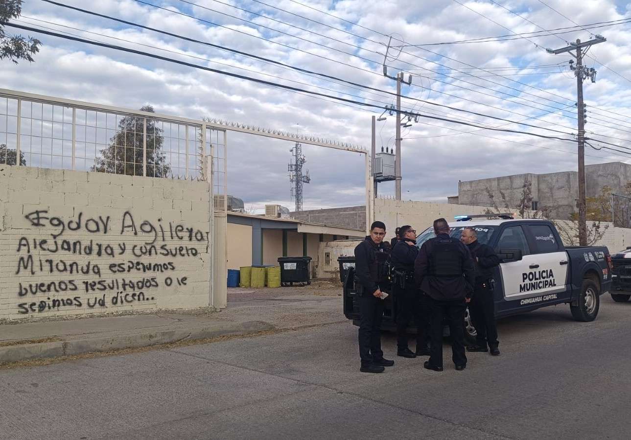 Dejan mensajes amenazantes en 2 escuelas