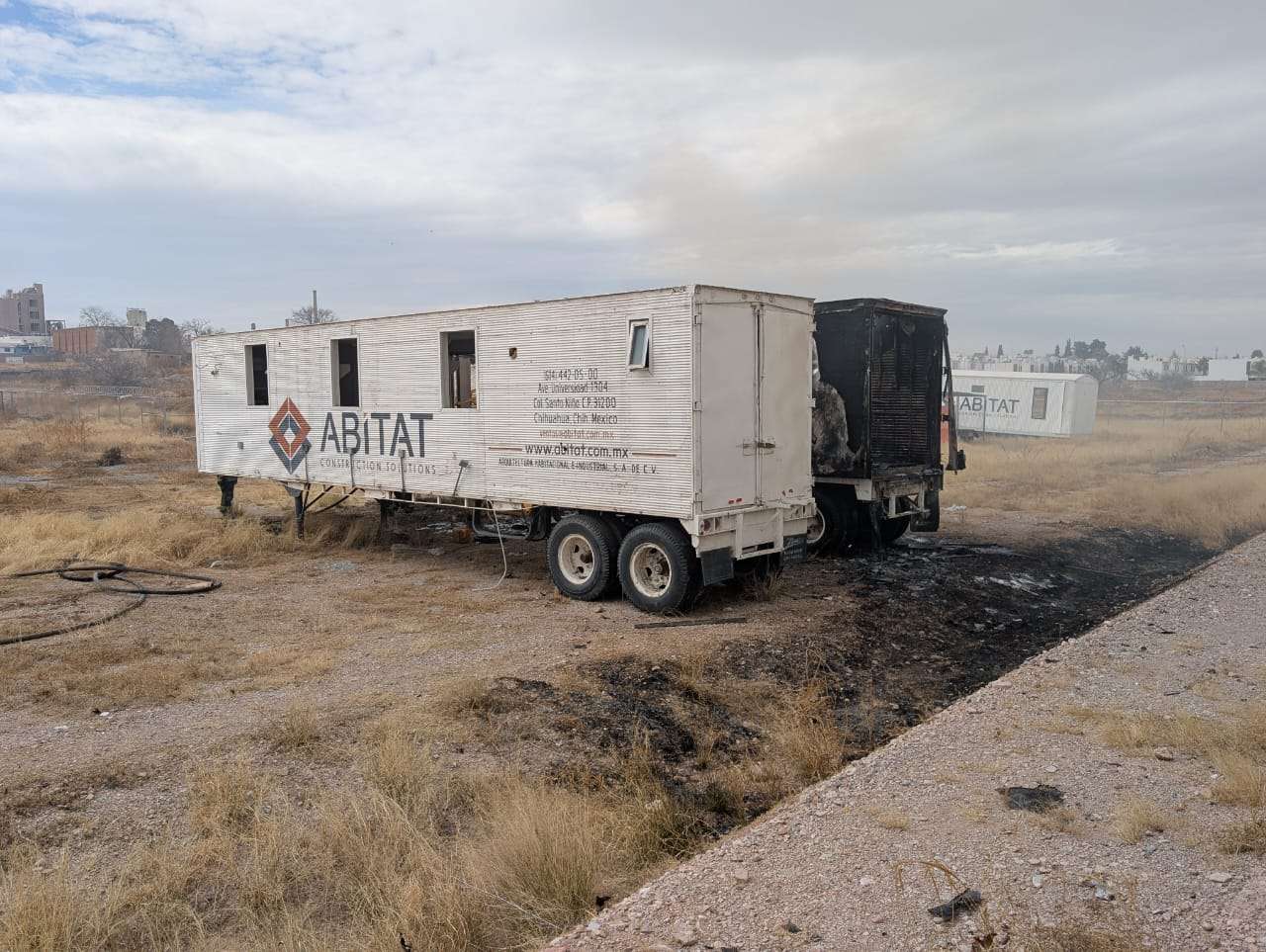 Incendian dos cajas de tráiler en la vialidad Sacramento