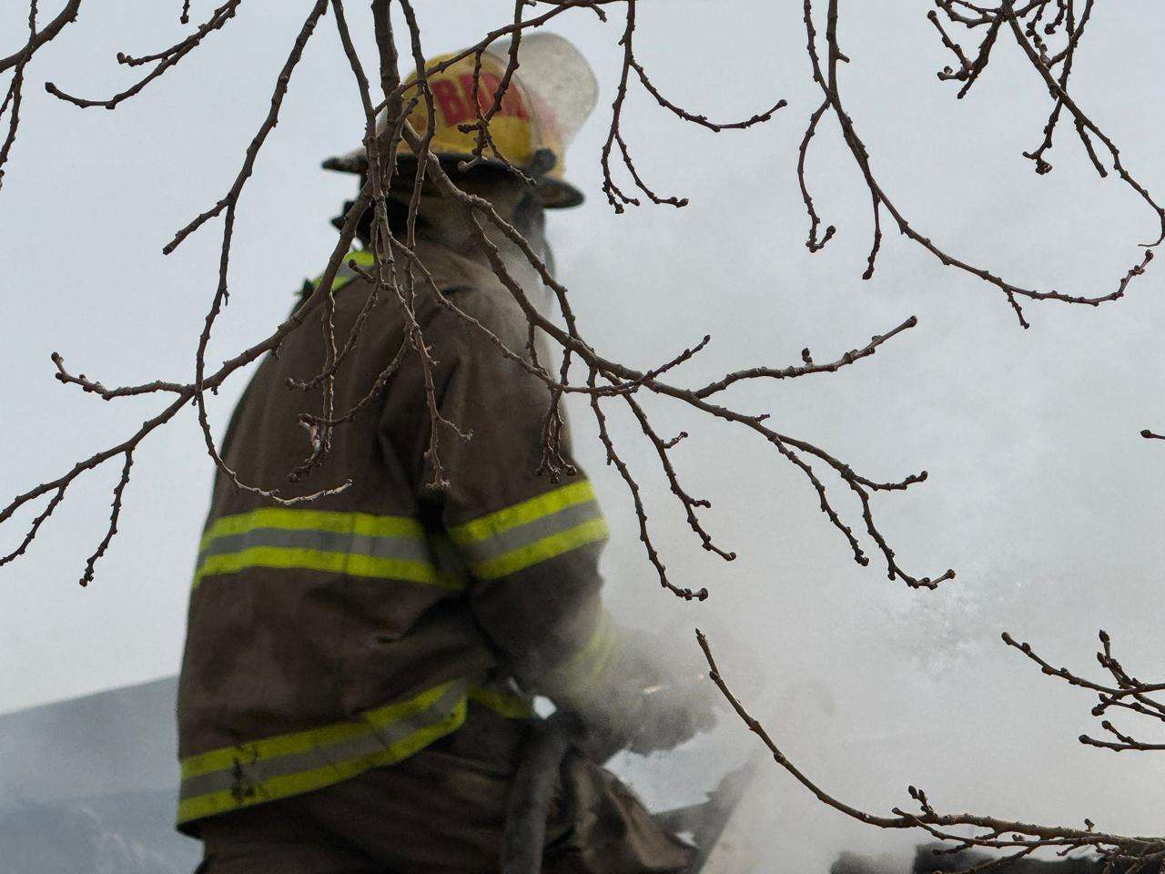 Incendio en departamentos moviliza de nuevo a bomberos 