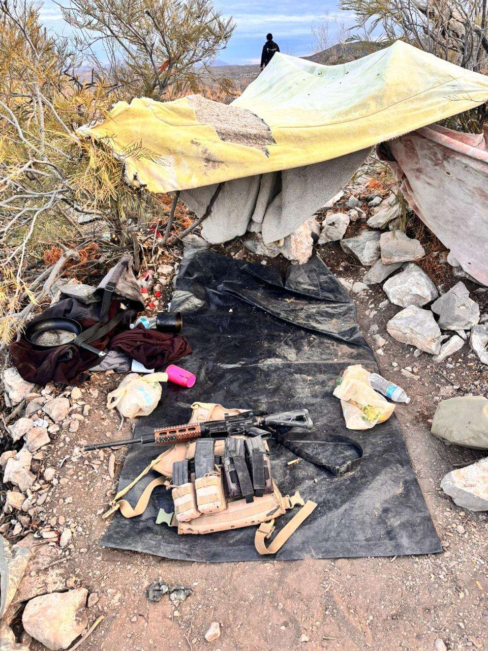 Abandonan malandros campamento y fusil de asalto