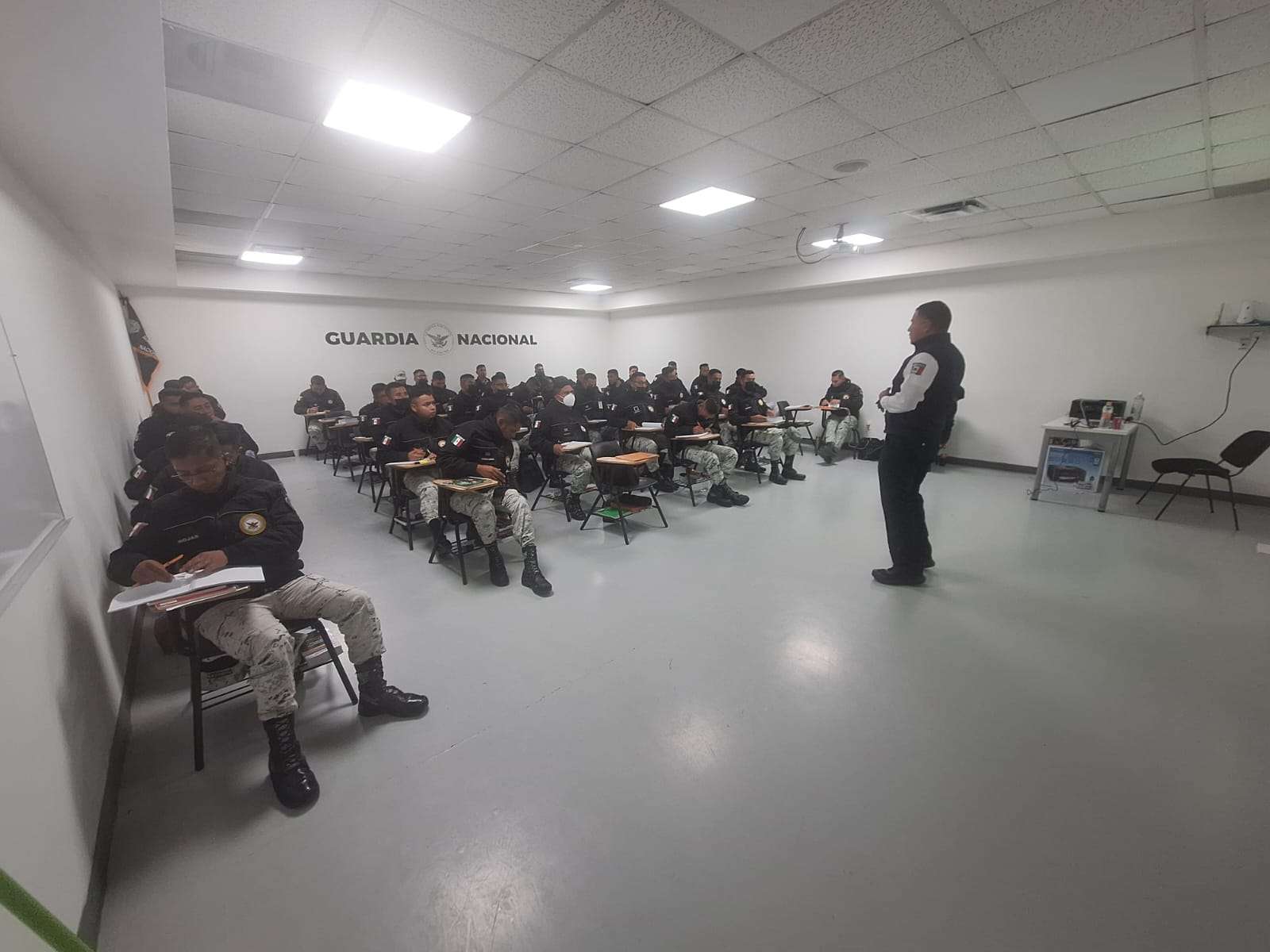 Imparten curso de manejo defensivo a personal de la Guardia Nacional