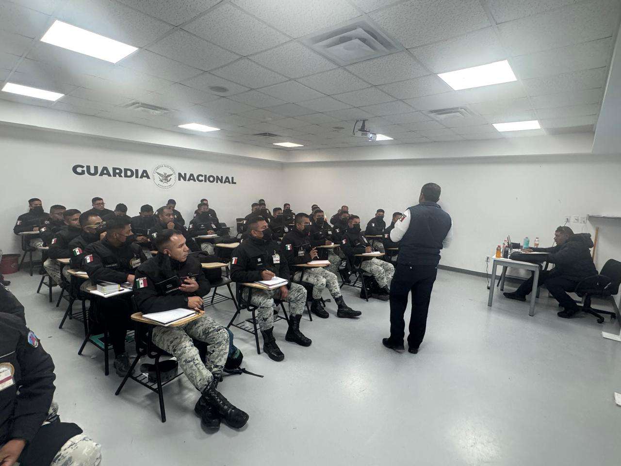 Imparten curso de manejo defensivo a personal de la Guardia Nacional