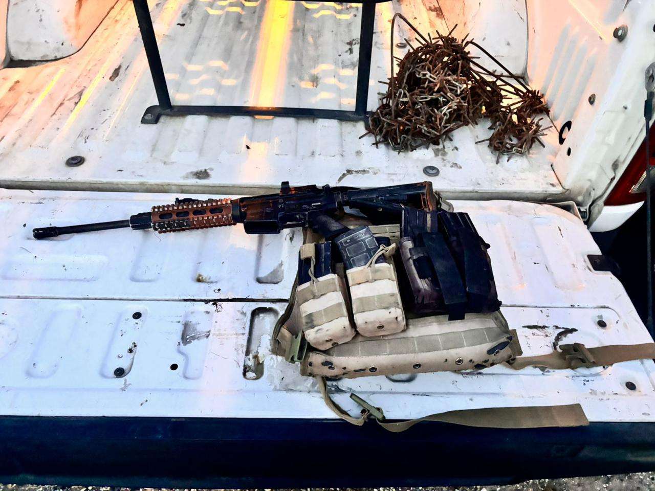 Abandonan malandros campamento y fusil de asalto