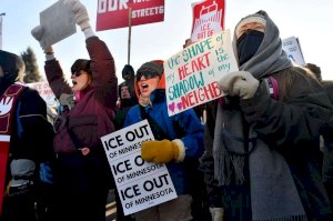 Exigen en EU poner fin a brutalidad de ICE en redadas migratorias