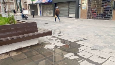 Cae lluvia ligera en el centro de la ciudad