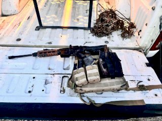 Abandonan malandros campamento y fusil de asalto