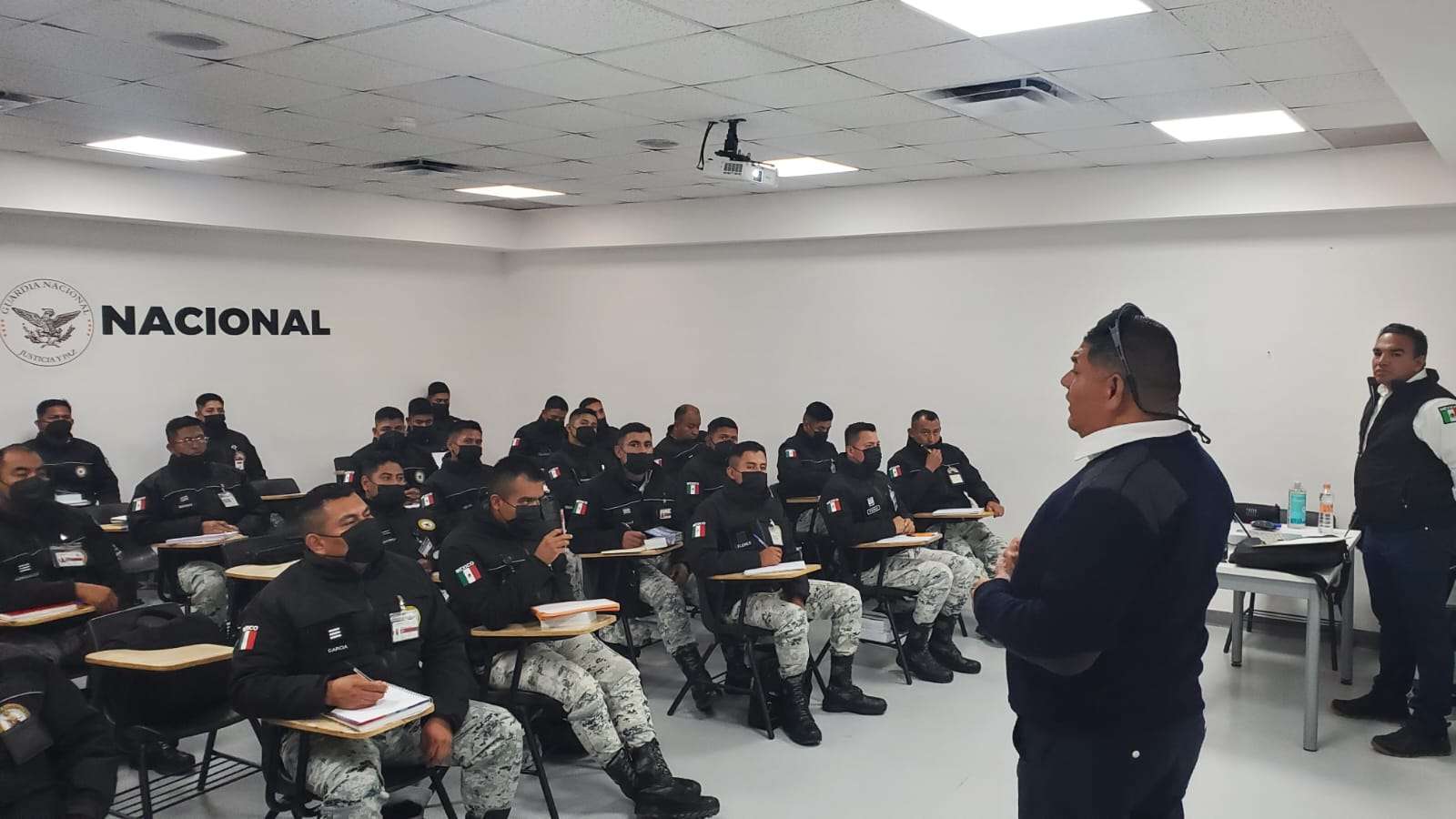 Imparten curso de manejo defensivo a personal de la Guardia Nacional
