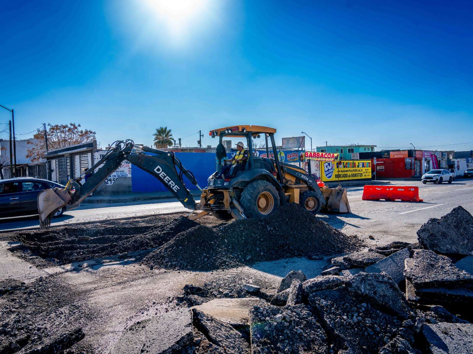 Realizan bacheo en zonas afectadas por hundimientos tras lluvias