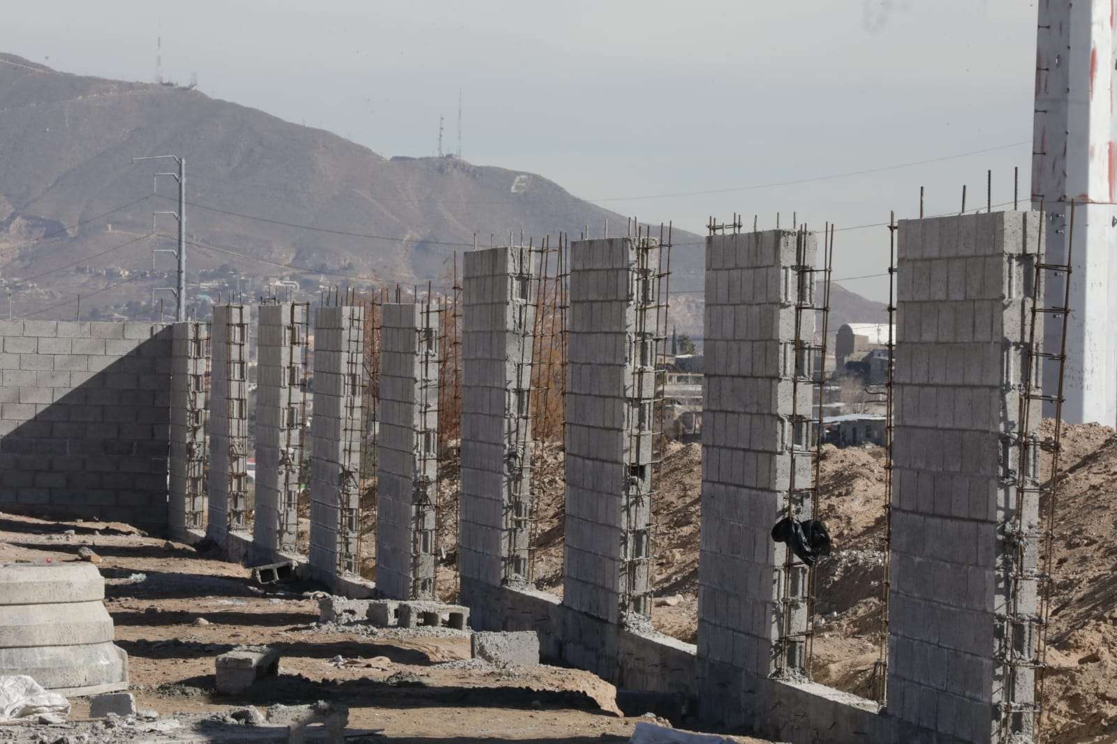 Avanza en construcción de barda perimetral del Cbtis 269