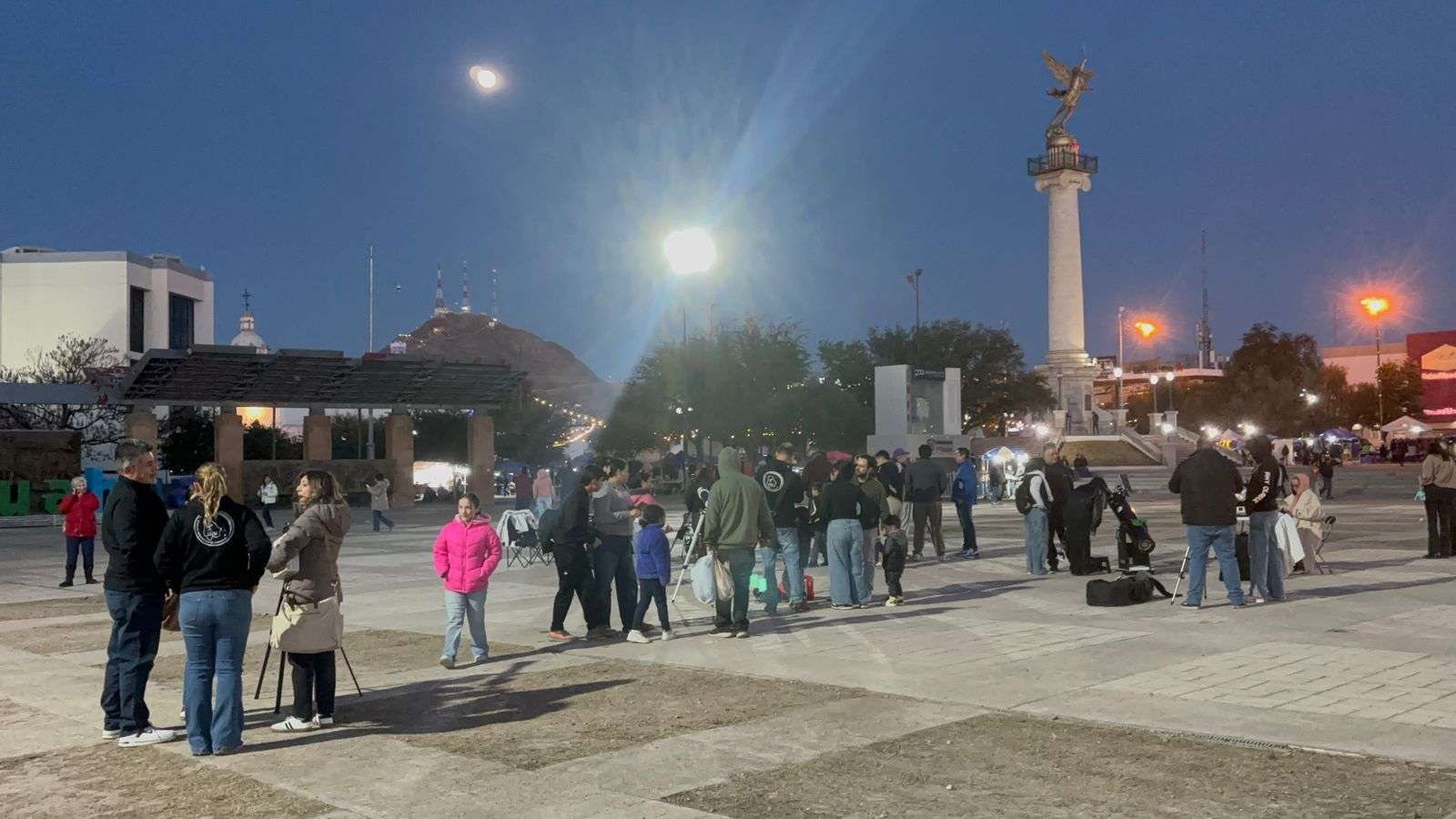  Apuntan telescopios al cielo en Plaza La Grandeza