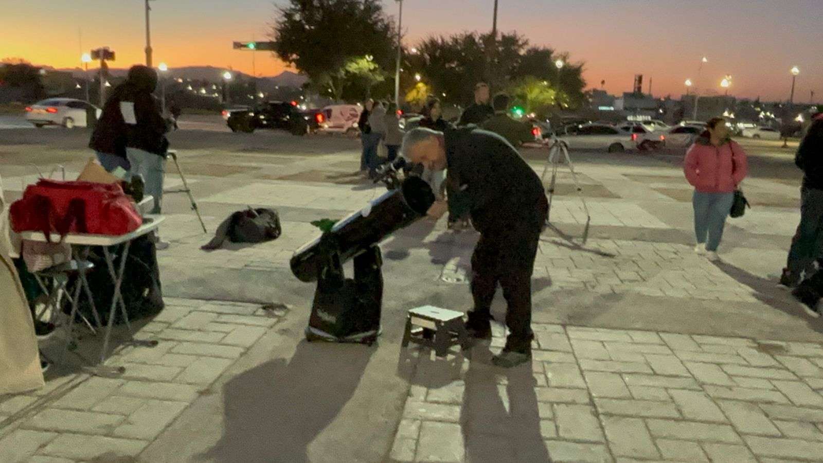  Apuntan telescopios al cielo en Plaza La Grandeza