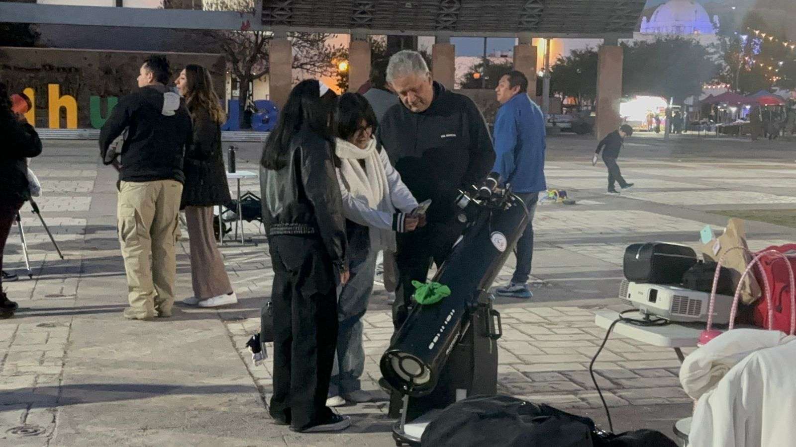  Apuntan telescopios al cielo en Plaza La Grandeza
