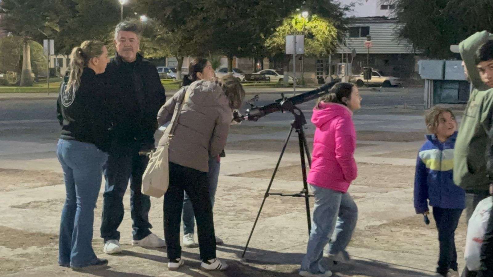  Apuntan telescopios al cielo en Plaza La Grandeza