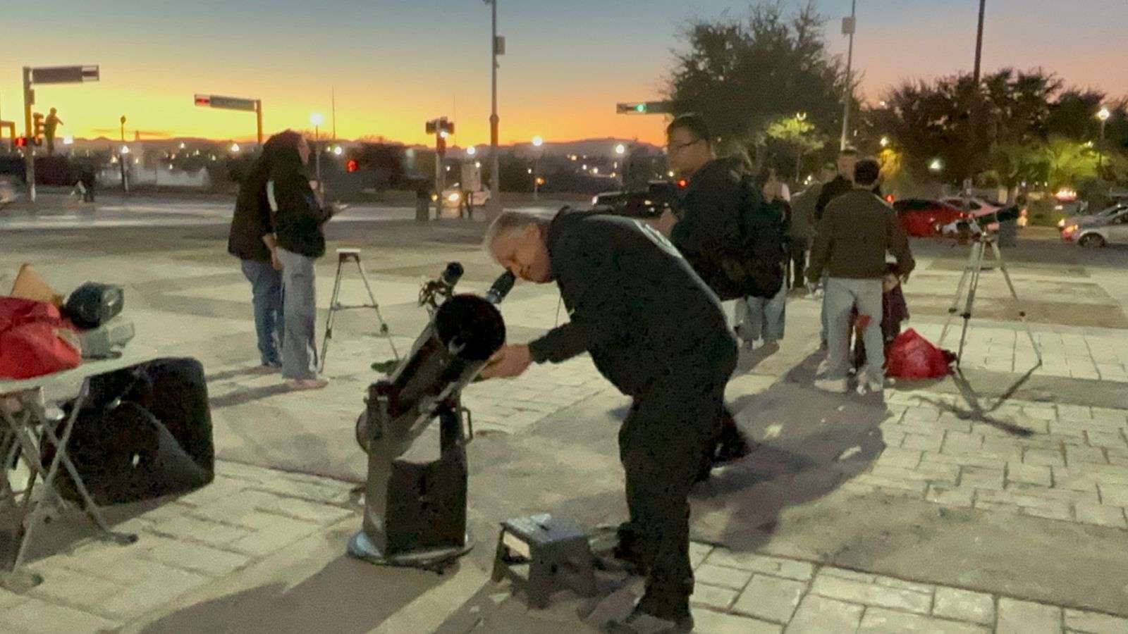  Apuntan telescopios al cielo en Plaza La Grandeza