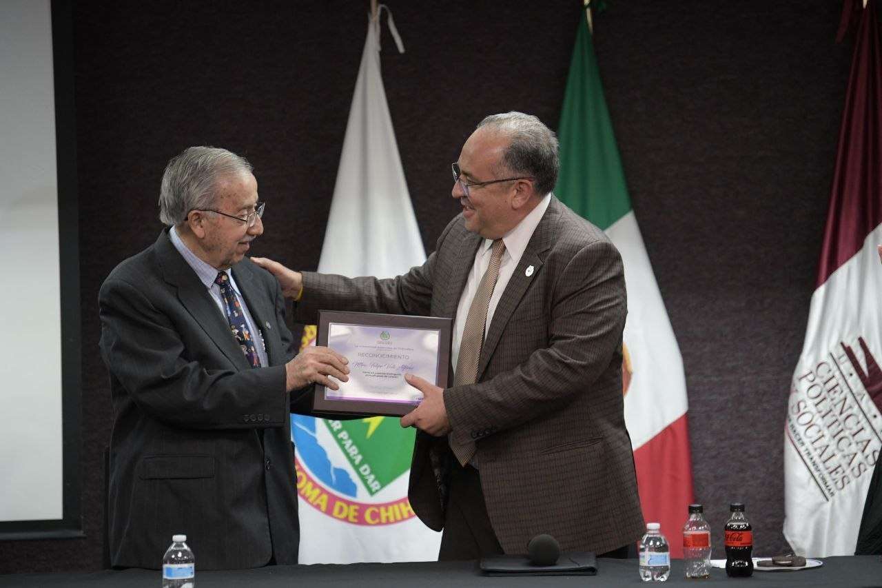 Rinde Uach homenaje a la trayectoria del profesor Felipe Vale Alférez