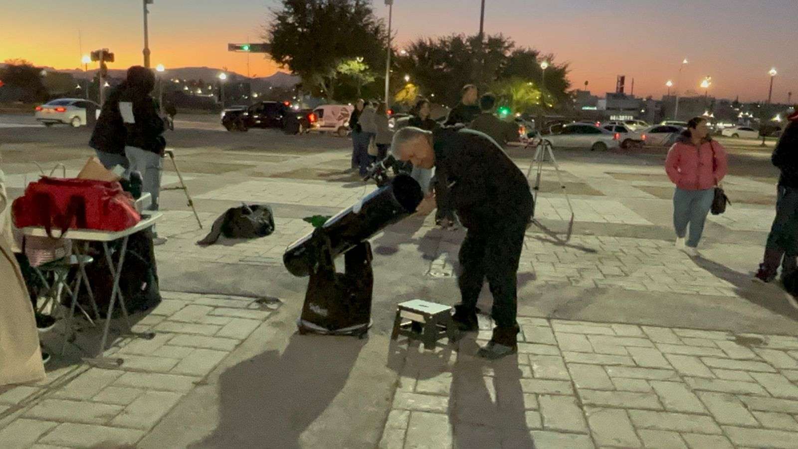  Apuntan telescopios al cielo en Plaza La Grandeza