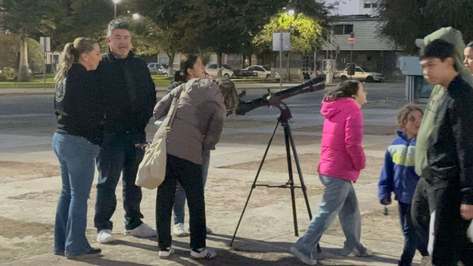  Apuntan telescopios al cielo en Plaza La Grandeza