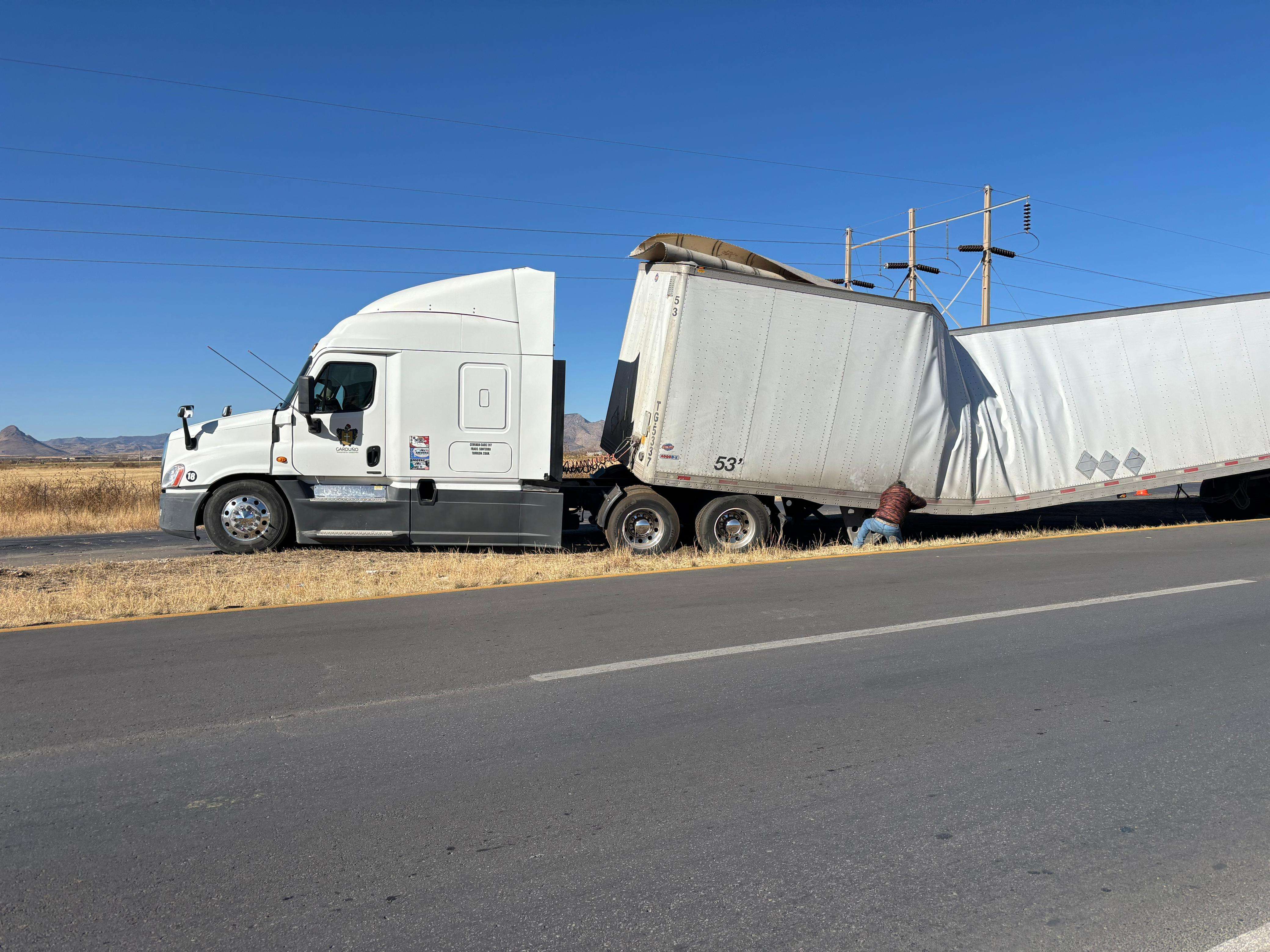 Sufre tráiler daños al esquivar madrina incendiada en carretera a Juárez 
