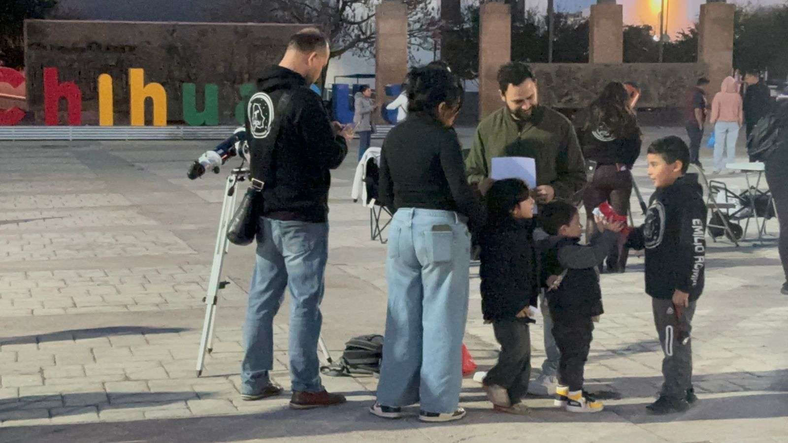  Apuntan telescopios al cielo en Plaza La Grandeza