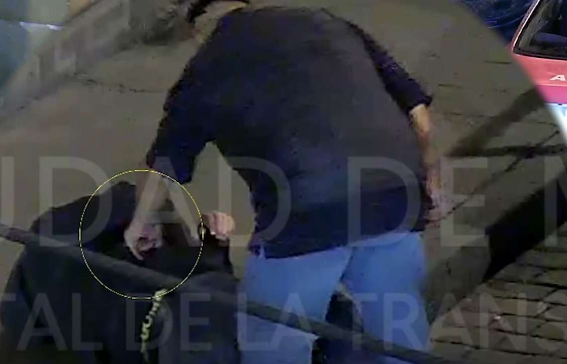 Exhiben a taxista por robar celular a joven ebrio