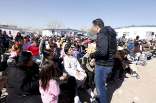 Festeja Marco Bonilla el Día de la Candelaria con familias de Anapra 